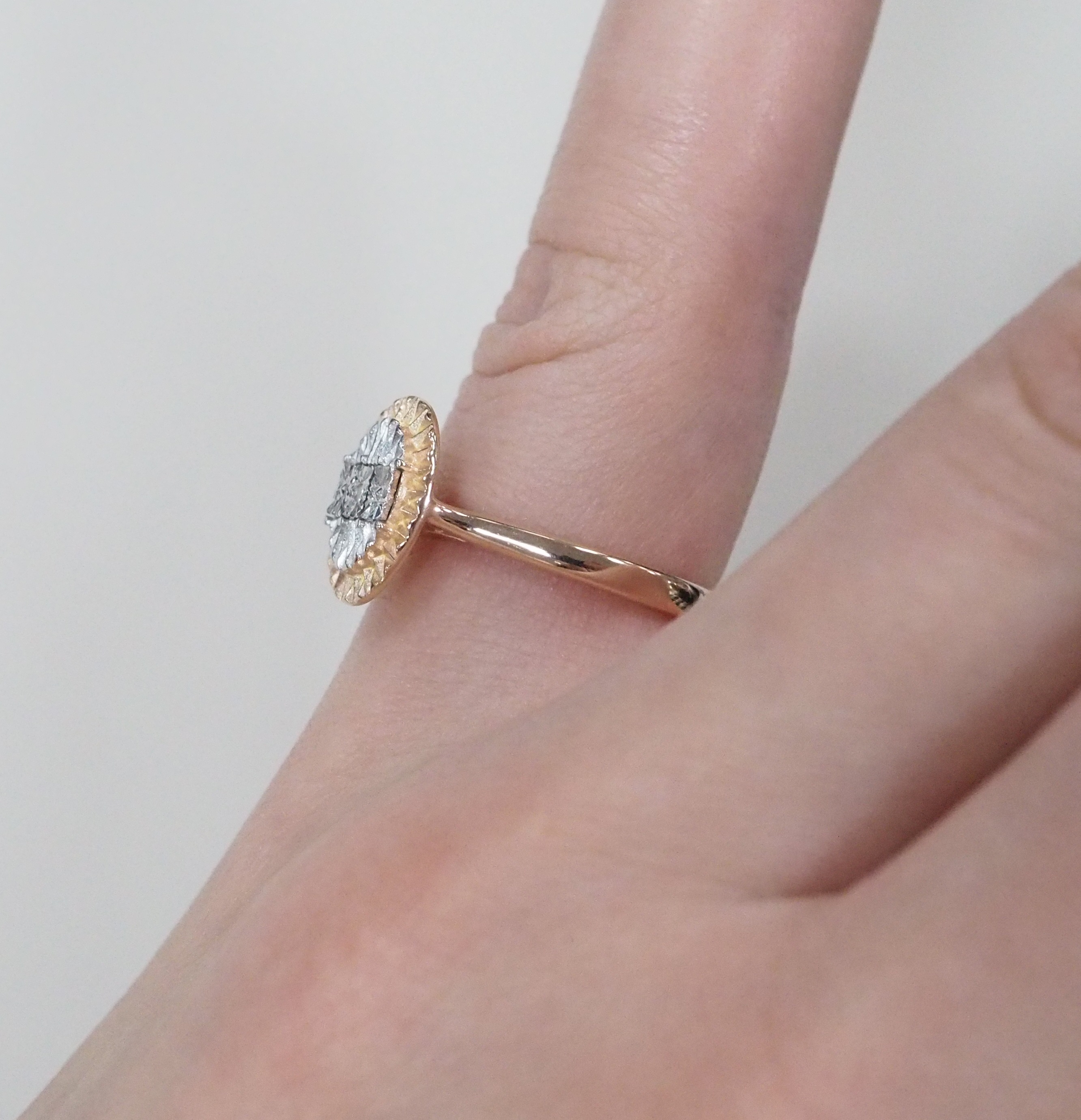 Серебряное кольцо с бриллиантом